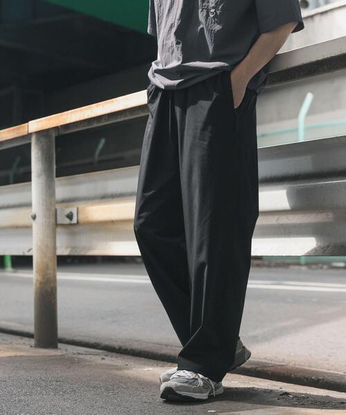ITEMS URBANRESEARCH（アイテムズ アーバンリサーチ）の「『接触冷感/吸水速乾/イージーケア』多機能ナイロンストレッチイージーパンツ（その他パンツ・メンズ・チャコールグレー/カーキ/ブラック・MEDIUM/LARGE）」の22枚目の写真