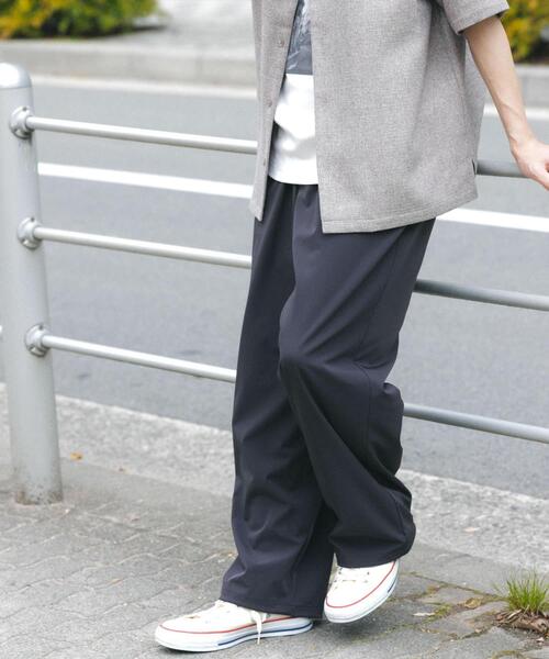 ITEMS URBANRESEARCH（アイテムズ アーバンリサーチ）の「『接触冷感/吸水速乾/イージーケア』多機能ナイロンストレッチイージーパンツ（その他パンツ・メンズ・チャコールグレー/カーキ/ブラック・MEDIUM/LARGE）」の6枚目の写真