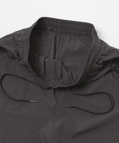 ITEMS URBANRESEARCH（アイテムズ アーバンリサーチ）の「『接触冷感/吸水速乾/イージーケア』多機能ナイロンストレッチイージーパンツ（その他パンツ・メンズ・チャコールグレー/カーキ/ブラック・MEDIUM/LARGE）」の8枚目の写真