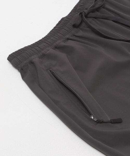 ITEMS URBANRESEARCH（アイテムズ アーバンリサーチ）の「『接触冷感/吸水速乾/イージーケア』多機能ナイロンストレッチイージーパンツ（その他パンツ・メンズ・チャコールグレー/カーキ/ブラック・MEDIUM/LARGE）」の9枚目の写真