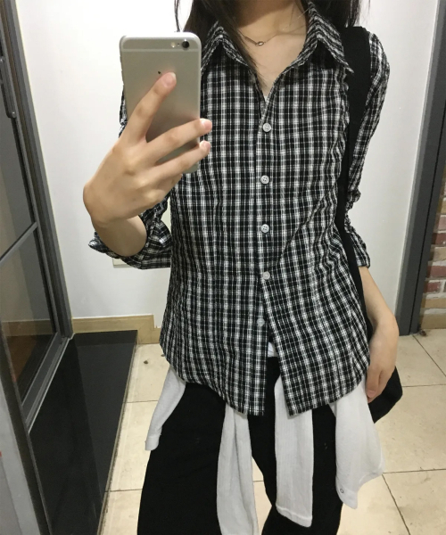 PLACE STUDIO(プレイススタジオ)の「ミニマルチェックベーシックコットンセミフィット長袖ブラウスクロップシャツ_2COLOR(シャツ/ブラウス・レディース・ネイビー/ブラック・FREE)」の5枚目の写真