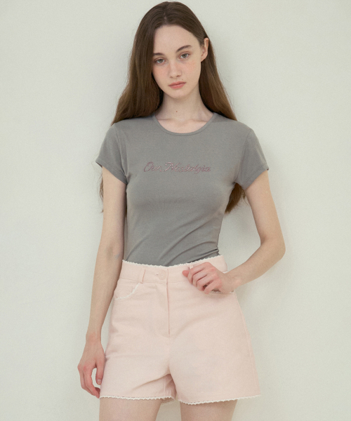 OURNOSTALGIA（アワー ノスタルジア）の「Logo cubic t-shirt_Light gray (O25-TP13)（Tシャツ/カットソー・レディース・ライトグレー・FREE）」の2枚目の写真