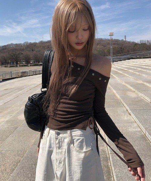 anyonemore(エニワンモア)の「サイドシャーリングアイレットクロップドボートネックリブTシャツ(Tシャツ/カットソー・レディース・ブラウン・FREE)」の1枚目の写真
