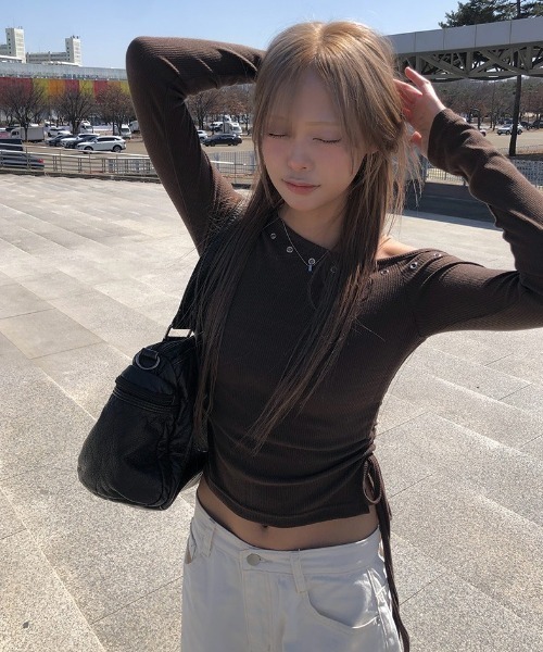 anyonemore(エニワンモア)の「サイドシャーリングアイレットクロップドボートネックリブTシャツ(Tシャツ/カットソー・レディース・ブラウン・FREE)」の17枚目の写真