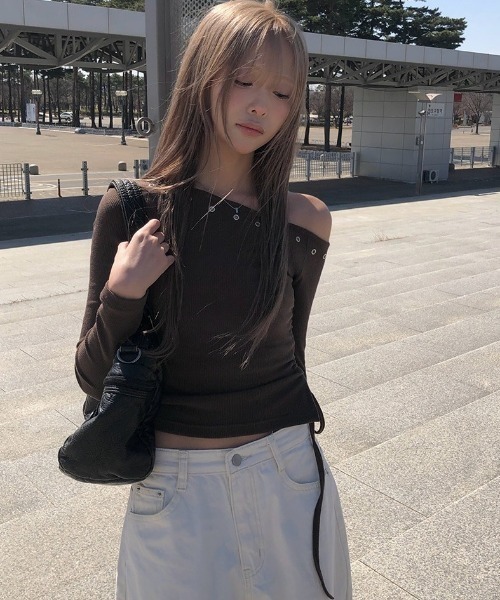 anyonemore(エニワンモア)の「サイドシャーリングアイレットクロップドボートネックリブTシャツ(Tシャツ/カットソー・レディース・ブラウン・FREE)」の6枚目の写真