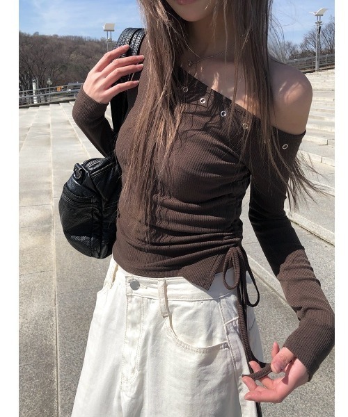 anyonemore(エニワンモア)の「サイドシャーリングアイレットクロップドボートネックリブTシャツ(Tシャツ/カットソー・レディース・ブラウン・FREE)」の14枚目の写真