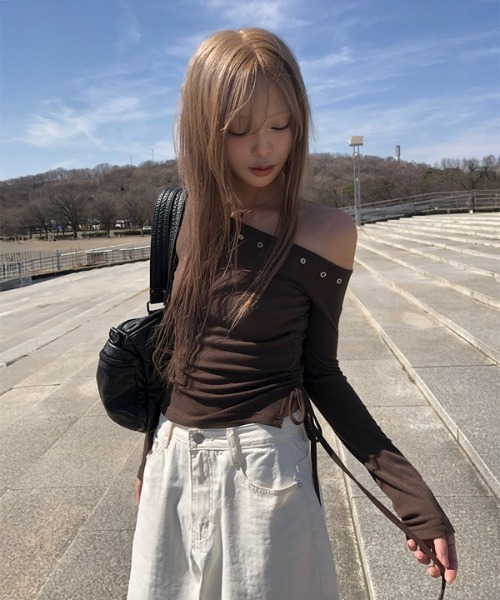 anyonemore(エニワンモア)の「サイドシャーリングアイレットクロップドボートネックリブTシャツ(Tシャツ/カットソー・レディース・ブラウン・FREE)」の18枚目の写真