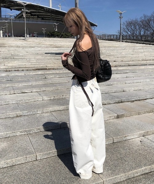anyonemore(エニワンモア)の「サイドシャーリングアイレットクロップドボートネックリブTシャツ(Tシャツ/カットソー・レディース・ブラウン・FREE)」の8枚目の写真