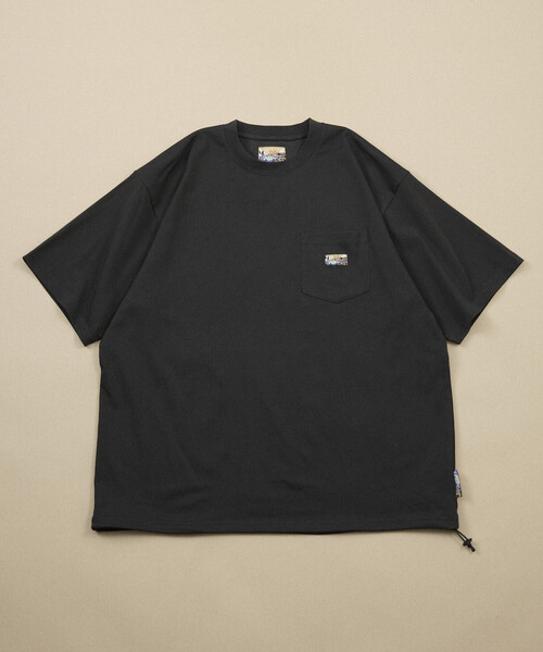 FREAK'S STORE(フリークスストア)の「FREAK'S STORE for BEACH & FES リラックスフィット ワンポイントロゴ スピンドル ポケットTシャツ/紫外線防止(UPF50+)/接触冷感/吸水速乾(Tシャツ/カットソー・メンズ・ライトグレー/ホワイト/ブラック/オリーブ/サックスブルー/チャコールグレー/ベージュ/イエロー・MEDIUM/SMALL/LARGE)」の11枚目の写真
