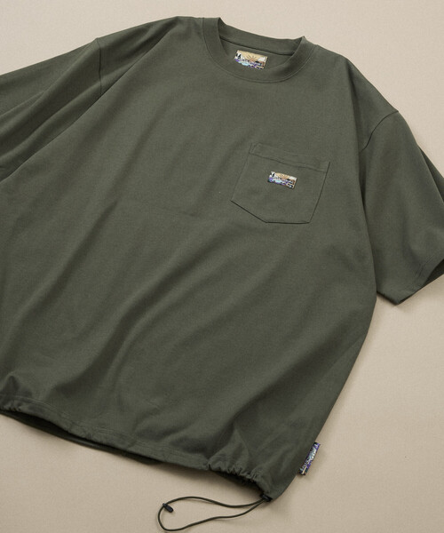 FREAK'S STORE(フリークスストア)の「FREAK'S STORE for BEACH & FES リラックスフィット ワンポイントロゴ スピンドル ポケットTシャツ/紫外線防止(UPF50+)/接触冷感/吸水速乾(Tシャツ/カットソー・メンズ・ライトグレー/ホワイト/ブラック/オリーブ/サックスブルー/チャコールグレー/ベージュ/イエロー・MEDIUM/SMALL/LARGE)」の6枚目の写真