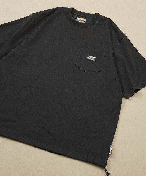 FREAK'S STORE(フリークスストア)の「FREAK'S STORE for BEACH & FES リラックスフィット ワンポイントロゴ スピンドル ポケットTシャツ/紫外線防止(UPF50+)/接触冷感/吸水速乾(Tシャツ/カットソー・メンズ・ライトグレー/ホワイト/ブラック/オリーブ/サックスブルー/チャコールグレー/ベージュ/イエロー・MEDIUM/SMALL/LARGE)」の4枚目の写真