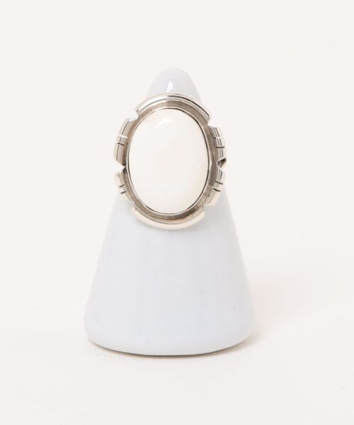 Indian Jewelry(インディアンジュエリー)の「THEATER シアター ネイティブデザインオーバルストーン3ラインズシルバーリング Made in USA(リング・レディース・A/B/C/F/K/L/D/M/E/G/N/I/H/J・#9/#11/#12/#10/#13)」の1枚目の写真