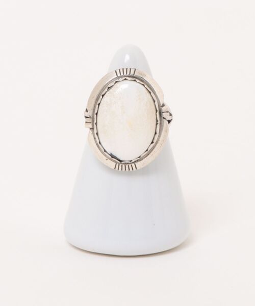 Indian Jewelry(インディアンジュエリー)の「THEATER シアター ネイティブデザインオーバルストーン3ラインズシルバーリング Made in USA(リング・レディース・A/B/C/F/K/L/D/M/E/G/N/I/H/J・#9/#11/#12/#10/#13)」の2枚目の写真