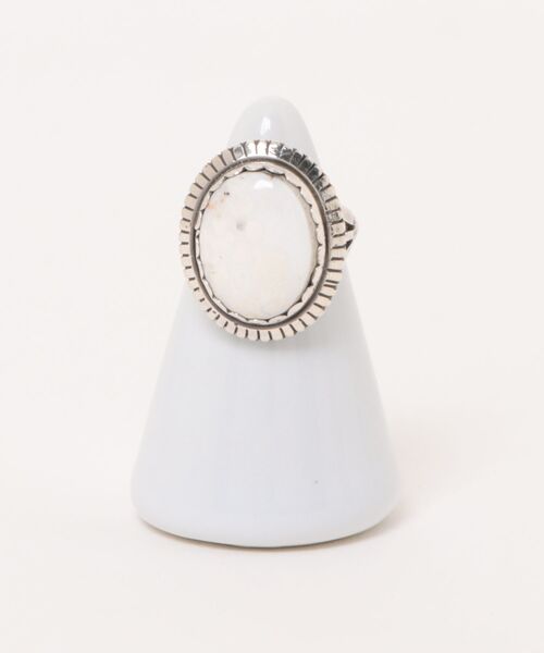 Indian Jewelry(インディアンジュエリー)の「THEATER シアター ネイティブデザインオーバルストーン3ラインズシルバーリング Made in USA(リング・レディース・A/B/C/F/K/L/D/M/E/G/N/I/H/J・#9/#11/#12/#10/#13)」の6枚目の写真