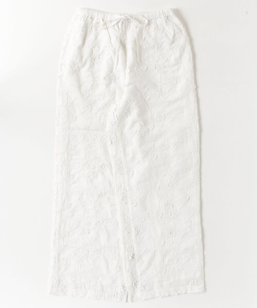 ROSE BUD（ローズバッド）の「3D FLORAL EMBROIDERY PANTS（その他パンツ・レディース・ホワイト/ブラック・ONE SIZE）」の2枚目の写真
