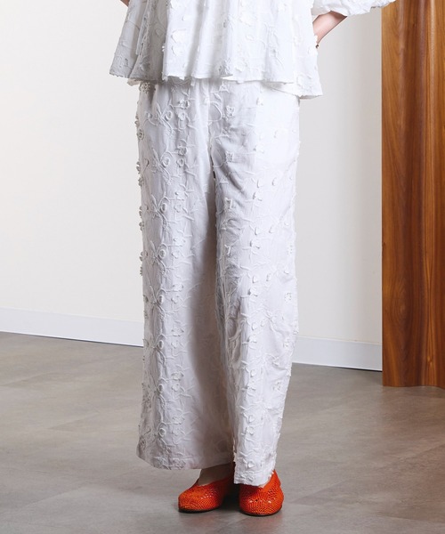 ROSE BUD(ローズバッド)の「3D FLORAL EMBROIDERY PANTS(その他パンツ・レディース・ホワイト/ブラック・ONE SIZE)」の1枚目の写真