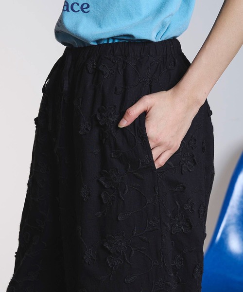 ROSE BUD（ローズバッド）の「3D FLORAL EMBROIDERY PANTS（その他パンツ・レディース・ホワイト/ブラック・ONE SIZE）」の4枚目の写真