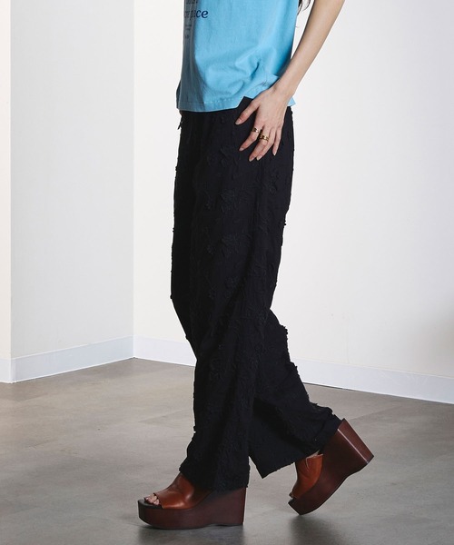 ROSE BUD（ローズバッド）の「3D FLORAL EMBROIDERY PANTS（その他パンツ・レディース・ホワイト/ブラック・ONE SIZE）」の11枚目の写真