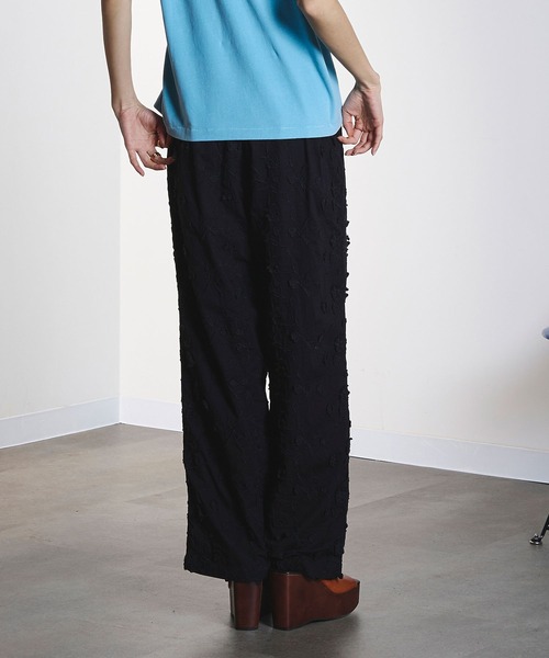 ROSE BUD（ローズバッド）の「3D FLORAL EMBROIDERY PANTS（その他パンツ・レディース・ホワイト/ブラック・ONE SIZE）」の10枚目の写真