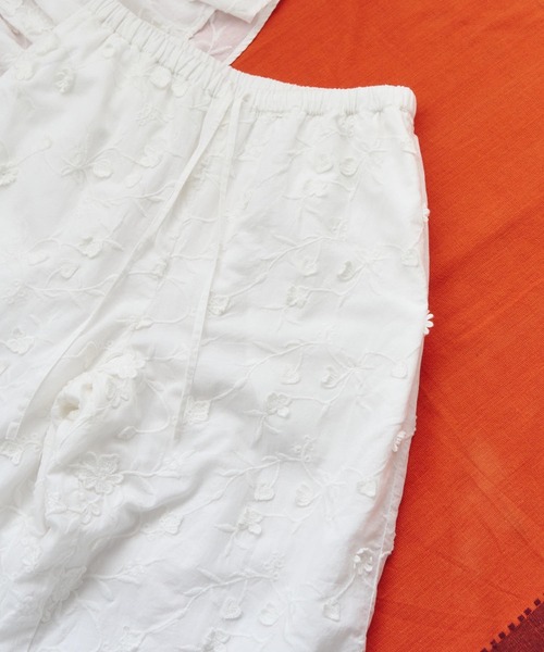ROSE BUD(ローズバッド)の「3D FLORAL EMBROIDERY PANTS(その他パンツ・レディース・ホワイト/ブラック・ONE SIZE)」の14枚目の写真