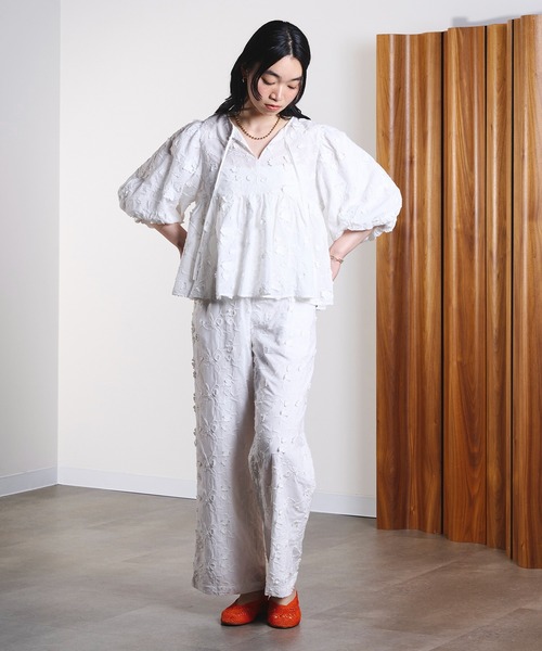 ROSE BUD(ローズバッド)の「3D FLORAL EMBROIDERY PANTS(その他パンツ・レディース・ホワイト/ブラック・ONE SIZE)」の17枚目の写真