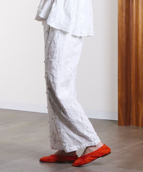 ROSE BUD(ローズバッド)の「3D FLORAL EMBROIDERY PANTS(その他パンツ・レディース・ホワイト/ブラック・ONE SIZE)」の15枚目の写真