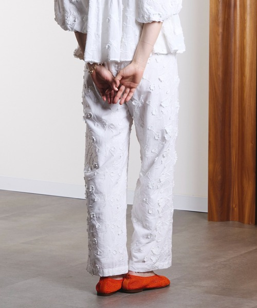 ROSE BUD(ローズバッド)の「3D FLORAL EMBROIDERY PANTS(その他パンツ・レディース・ホワイト/ブラック・ONE SIZE)」の16枚目の写真