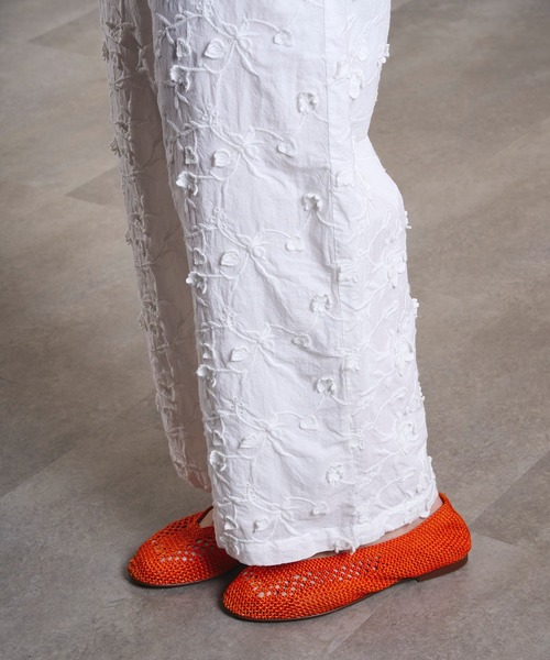 ROSE BUD(ローズバッド)の「3D FLORAL EMBROIDERY PANTS(その他パンツ・レディース・ホワイト/ブラック・ONE SIZE)」の21枚目の写真