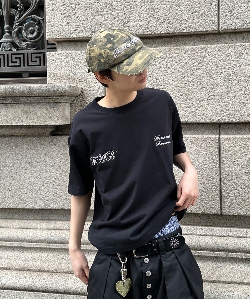 kutir(クティール)の「EMBROIDERY DESIGN CROPPED TSHIRT/刺繍デザインクロップドTシャツ(Tシャツ/カットソー・メンズ・グリーン/ボルドー/ネイビー/ブラック/オフホワイト・MEDIUM/LARGE)」の3枚目の写真
