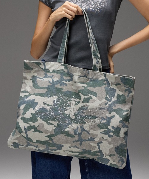 X-girl(エックスガール)の「RHINESTONE LOGO BIG TOTE BAG(トートバッグ・レディース・ベージュ/カモフラージュ/ブラック・ONE SIZE)」の13枚目の写真