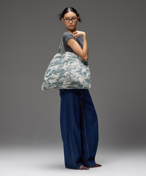 X-girl(エックスガール)の「RHINESTONE LOGO BIG TOTE BAG(トートバッグ・レディース・ベージュ/カモフラージュ/ブラック・ONE SIZE)」の11枚目の写真