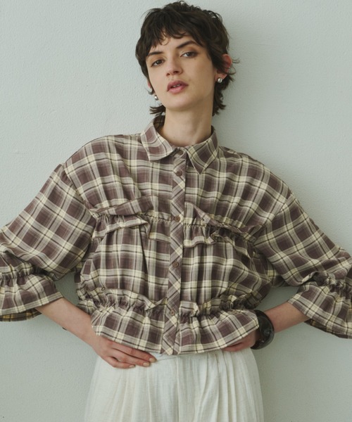 Plumel(プルメル)の「Gathered Check Cropped Shirt / ギャザードチェッククロップドシャツ(シャツ/ブラウス・レディース・ベージュ/ブラウン・MEDIUM)」の1枚目の写真