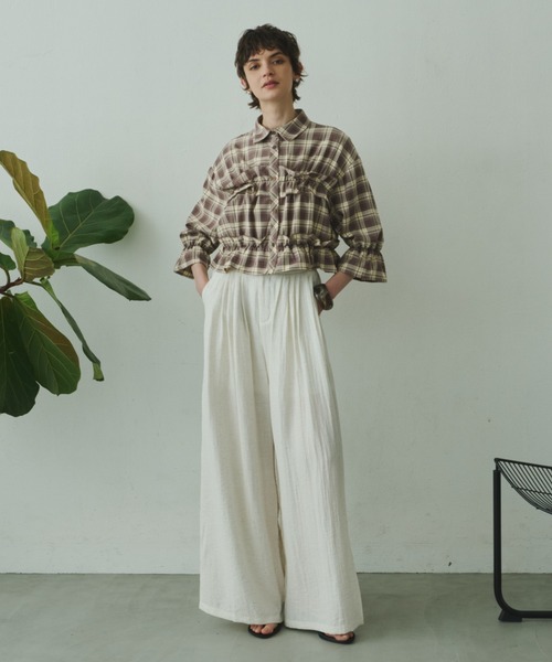 Plumel(プルメル)の「Gathered Check Cropped Shirt / ギャザードチェッククロップドシャツ(シャツ/ブラウス・レディース・ベージュ/ブラウン・MEDIUM)」の11枚目の写真