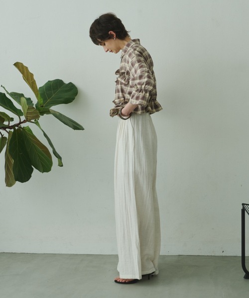 Plumel(プルメル)の「Gathered Check Cropped Shirt / ギャザードチェッククロップドシャツ(シャツ/ブラウス・レディース・ベージュ/ブラウン・MEDIUM)」の12枚目の写真