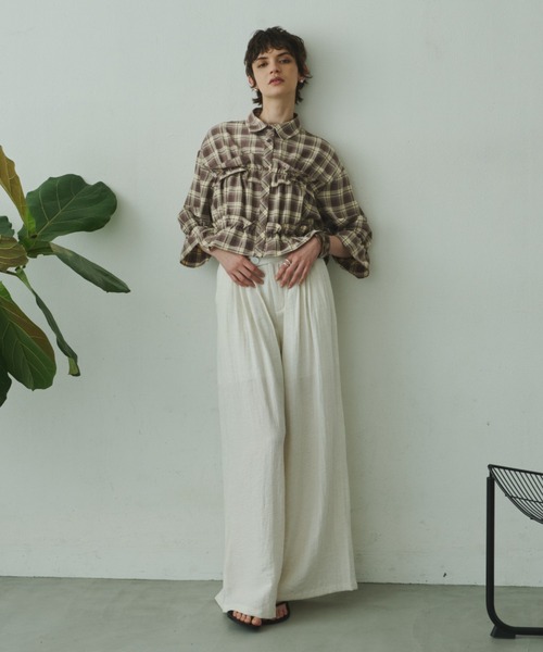 Plumel(プルメル)の「Gathered Check Cropped Shirt / ギャザードチェッククロップドシャツ(シャツ/ブラウス・レディース・ベージュ/ブラウン・MEDIUM)」の10枚目の写真