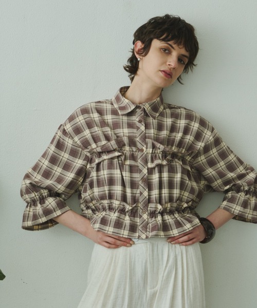 Plumel(プルメル)の「Gathered Check Cropped Shirt / ギャザードチェッククロップドシャツ(シャツ/ブラウス・レディース・ベージュ/ブラウン・MEDIUM)」の3枚目の写真