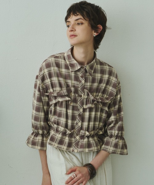 Plumel(プルメル)の「Gathered Check Cropped Shirt / ギャザードチェッククロップドシャツ(シャツ/ブラウス・レディース・ベージュ/ブラウン・MEDIUM)」の4枚目の写真