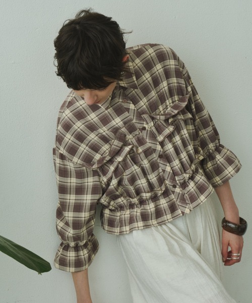 Plumel(プルメル)の「Gathered Check Cropped Shirt / ギャザードチェッククロップドシャツ(シャツ/ブラウス・レディース・ベージュ/ブラウン・MEDIUM)」の8枚目の写真