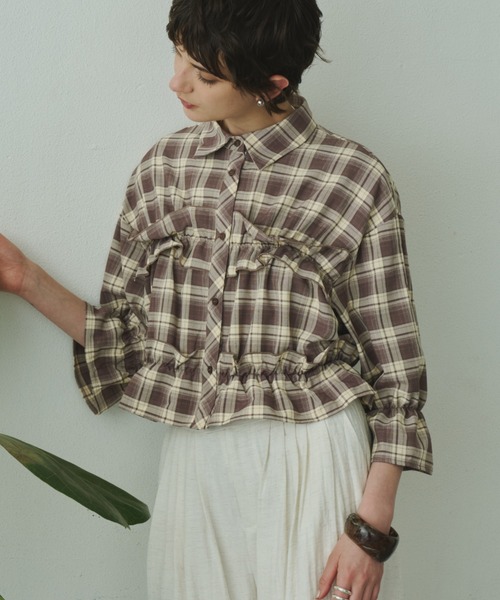 Plumel(プルメル)の「Gathered Check Cropped Shirt / ギャザードチェッククロップドシャツ(シャツ/ブラウス・レディース・ベージュ/ブラウン・MEDIUM)」の7枚目の写真