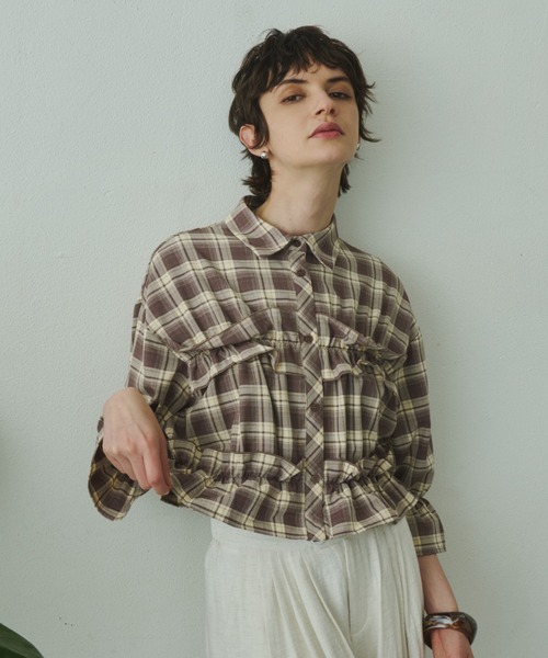 Plumel(プルメル)の「Gathered Check Cropped Shirt / ギャザードチェッククロップドシャツ(シャツ/ブラウス・レディース・ベージュ/ブラウン・MEDIUM)」の6枚目の写真