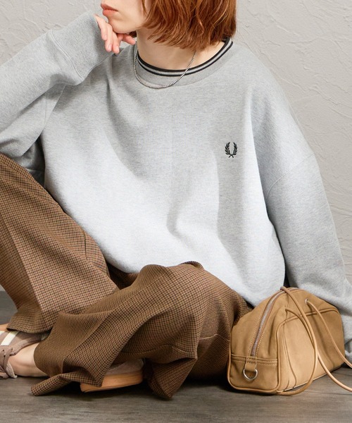 FRED PERRY（フレッドペリー）の「[FRED PERRY/フレッドペリー] ツインティップライン オーバーサイズ ワンポイントロゴ刺繍スウェット（スウェット・レディース・グレー/ダークブラウン/ブラック・M/L/S）」の2枚目の写真