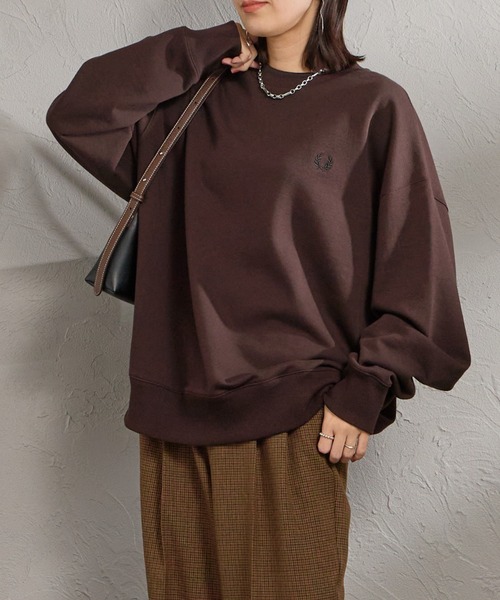 FRED PERRY（フレッドペリー）の「[FRED PERRY/フレッドペリー] ツインティップライン オーバーサイズ ワンポイントロゴ刺繍スウェット（スウェット・レディース・グレー/ダークブラウン/ブラック・M/L/S）」の4枚目の写真