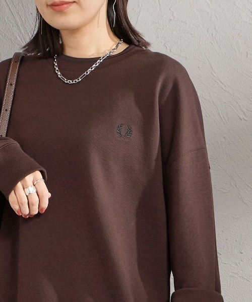 FRED PERRY（フレッドペリー）の「[FRED PERRY/フレッドペリー] ツインティップライン オーバーサイズ ワンポイントロゴ刺繍スウェット（スウェット・レディース・グレー/ダークブラウン/ブラック・M/L/S）」の10枚目の写真
