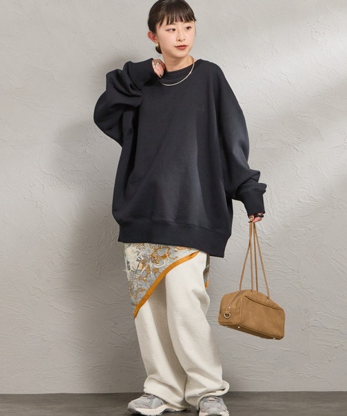 FRED PERRY（フレッドペリー）の「[FRED PERRY/フレッドペリー] ツインティップライン オーバーサイズ ワンポイントロゴ刺繍スウェット（スウェット・レディース・グレー/ダークブラウン/ブラック・M/L/S）」の22枚目の写真