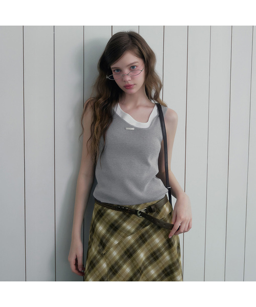 TWEE(トゥウィー)の「デュズ アシンメトリーネック ニットスリーブレス(Tシャツ/カットソー・レディース・アイボリー/グレー/ブラック・FREE)」の3枚目の写真