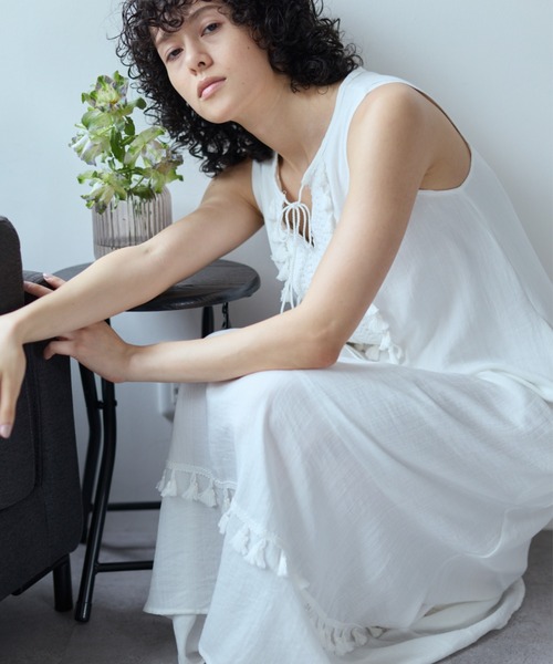 Libra Cue(リブラ キュー)の「タッセルノースリーブワンピース(ワンピース・レディース・ブラック/ホワイト・FREE)」の3枚目の写真