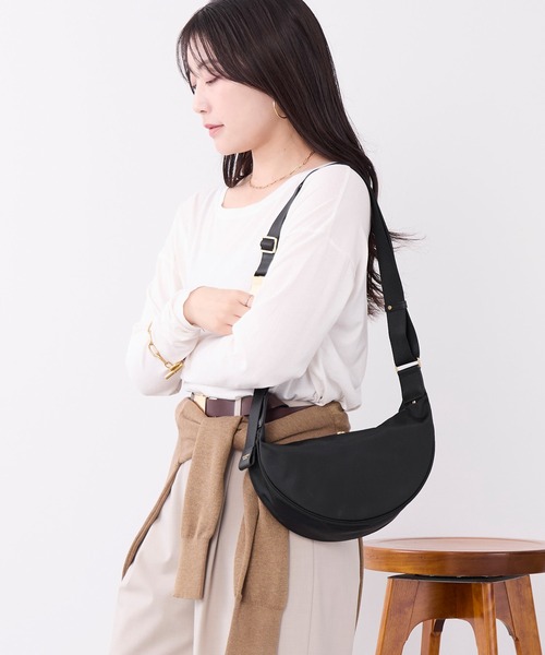 VIOLAd'ORO(ヴィオラドーロ)の「【VIOLAd'ORO】ナイロンボディバッグ-BIANCA Nylon bag(ボディバッグ/ウエストポーチ・レディース・ブラック・FREE)」の2枚目の写真