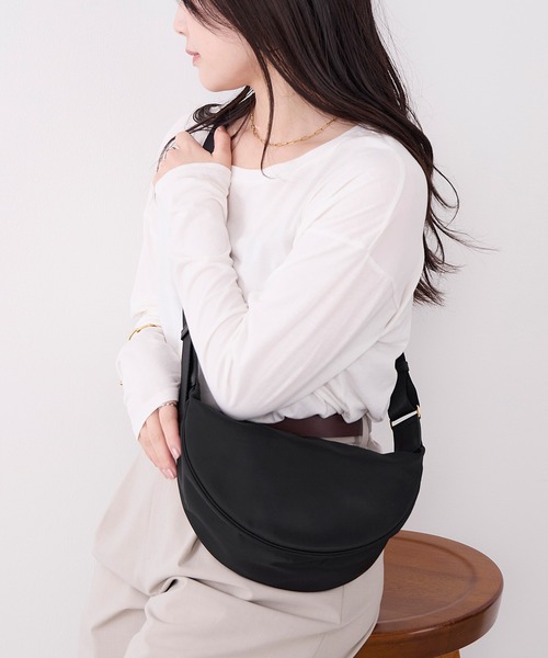 VIOLAd'ORO(ヴィオラドーロ)の「【VIOLAd'ORO】ナイロンボディバッグ-BIANCA Nylon bag(ボディバッグ/ウエストポーチ・レディース・ブラック・FREE)」の4枚目の写真
