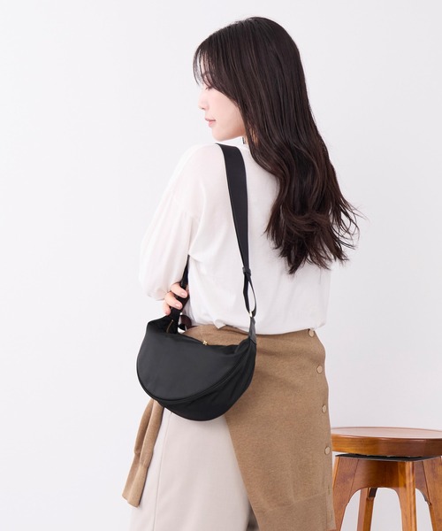VIOLAd'ORO(ヴィオラドーロ)の「【VIOLAd'ORO】ナイロンボディバッグ-BIANCA Nylon bag(ボディバッグ/ウエストポーチ・レディース・ブラック・FREE)」の5枚目の写真