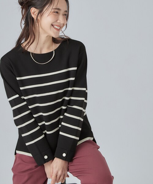 SHOO・LA・RUE（シューラルー）の「【洗濯機可/S-LL】抜け感ある着こなしに 金ボタン付き スポンディッシュ クルーネックニット（ニット/セーター・レディース・ネイビー/ブラック系2/オフホワイト/レッド系1/アイボリー系2・01/04/03/02）」の2枚目の写真